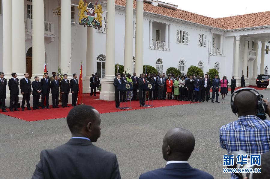  5月10日，中國國務(wù)院總理李克強在肯尼亞國家宮與肯總統(tǒng)肯雅塔舉行會談后共同會見記者。 新華社記者 李學仁 攝 