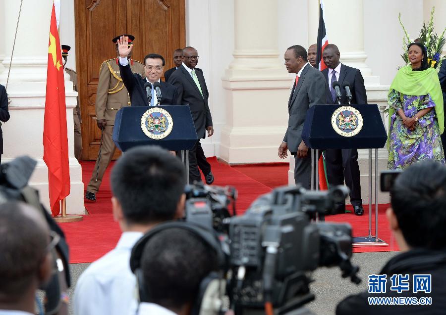 5月10日，中國國務(wù)院總理李克強在肯尼亞國家宮與肯總統(tǒng)肯雅塔舉行會談后共同會見記者。 新華社記者 李濤 攝 