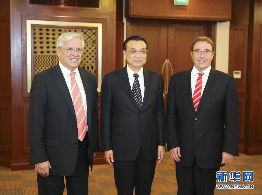 5月10日，國務(wù)院總理李克強(qiáng)在內(nèi)羅畢會(huì)見聯(lián)合國環(huán)境規(guī)劃署執(zhí)行主任施泰納（右）和聯(lián)合國人居署執(zhí)行主任克洛斯。 新華社記者 丁林 攝 