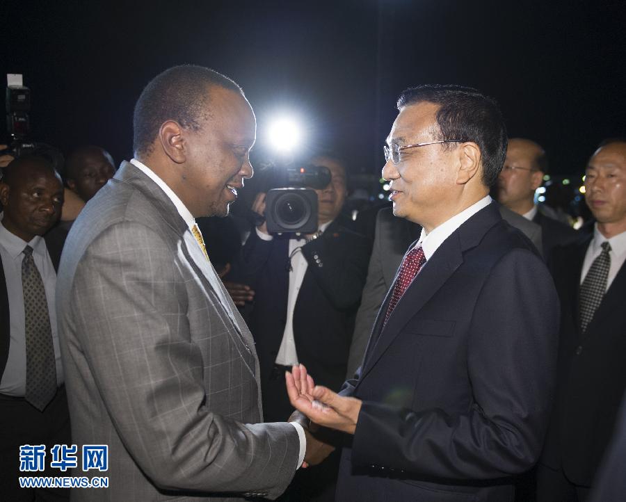 5月9日，應(yīng)肯尼亞總統(tǒng)肯雅塔邀請，中國國務(wù)院總理李克強乘專機抵達內(nèi)羅畢肯雅塔國際機場，開始對肯尼亞進行正式訪問。李克強總理夫人程虹同機抵達?？夏醽喛偨y(tǒng)肯雅塔和副總統(tǒng)魯托率肯政府高級官員到機場迎接。新華社記者 謝環(huán)馳 攝 