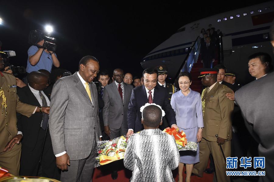 5月9日，應(yīng)肯尼亞總統(tǒng)肯雅塔邀請，中國國務(wù)院總理李克強乘專機抵達內(nèi)羅畢肯雅塔國際機場，開始對肯尼亞進行正式訪問。李克強總理夫人程虹同機抵達?？夏醽喛偨y(tǒng)肯雅塔和副總統(tǒng)魯托率肯政府高級官員到機場迎接。這是肯尼亞兒童向李克強夫婦獻上鮮花。新華社記者李學(xué)仁攝 
