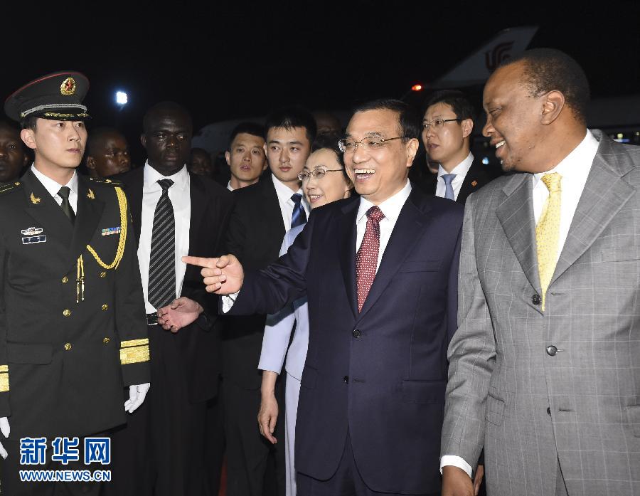5月9日，應(yīng)肯尼亞總統(tǒng)肯雅塔邀請，中國國務(wù)院總理李克強乘專機抵達內(nèi)羅畢肯雅塔國際機場，開始對肯尼亞進行正式訪問。李克強總理夫人程虹同機抵達。肯尼亞總統(tǒng)肯雅塔和副總統(tǒng)魯托率肯政府高級官員到機場迎接。新華社記者 李學(xué)仁 攝 
