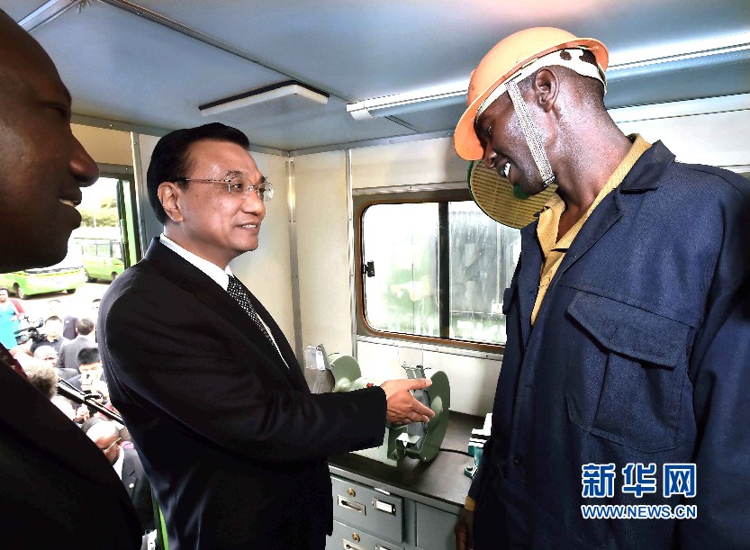 5月11日，國務院總理李克強參觀肯尼亞國家青年服務隊。這是李克強與服務隊隊員親切交談。 新華社記者 李濤 攝