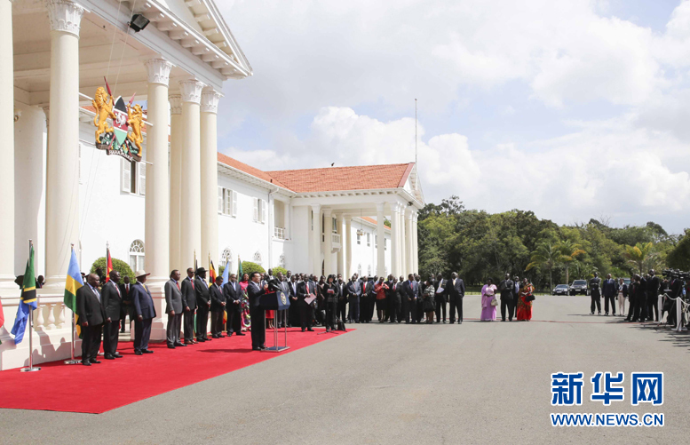 5月11日，中國國務(wù)院總理李克強在內(nèi)羅畢國家宮與肯尼亞總統(tǒng)肯雅塔共同會見記者，介紹中非合作建設(shè)肯尼亞蒙巴薩－內(nèi)羅畢鐵路情況。烏干達(dá)總統(tǒng)穆塞韋尼、盧旺達(dá)總統(tǒng)卡加梅、南蘇丹總統(tǒng)基爾等東非地區(qū)國家領(lǐng)導(dǎo)人參加。新華社記者丁林?jǐn)z
