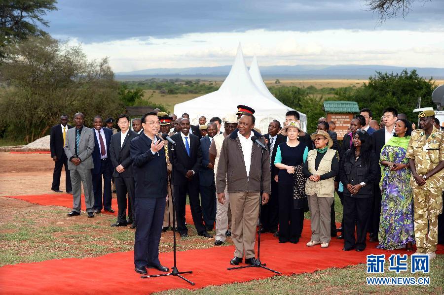 5月10日，國(guó)務(wù)院總理李克強(qiáng)與肯尼亞總統(tǒng)肯雅塔共同參觀肯尼亞內(nèi)羅畢國(guó)家公園焚燒象牙紀(jì)念地，并對(duì)中外記者發(fā)表講話?？夏醽喐笨偨y(tǒng)魯托陪同參觀。新華社記者 李濤 攝 