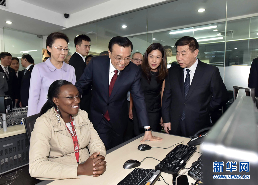 5月11日，中國國務(wù)院總理李克強(qiáng)在肯尼亞首都內(nèi)羅畢看望并慰問中央電視臺(tái)非洲分臺(tái)員工。 新華社記者 李濤 攝 