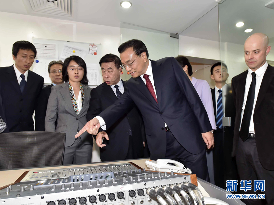 5月11日，中國國務(wù)院總理李克強(qiáng)在肯尼亞首都內(nèi)羅畢看望并慰問中央電視臺(tái)非洲分臺(tái)員工。 新華社記者 李濤 攝 