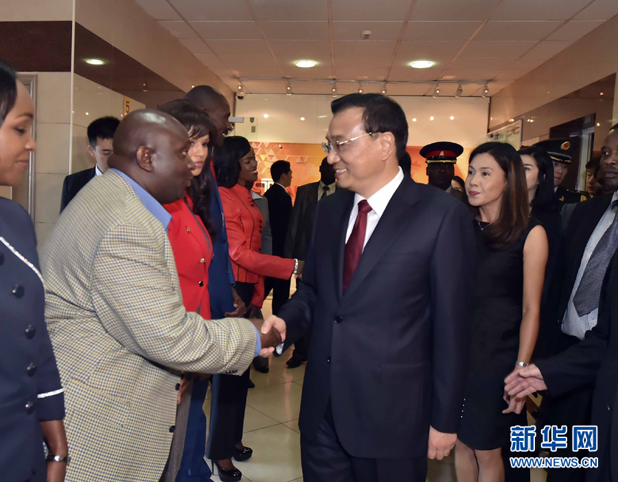 5月11日，中國國務(wù)院總理李克強(qiáng)在肯尼亞首都內(nèi)羅畢看望并慰問中央電視臺(tái)非洲分臺(tái)員工。 新華社記者 李濤 攝 