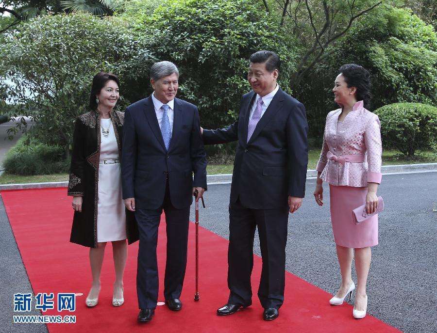 會談前，習近平在上海西郊會議中心廣場為阿坦巴耶夫舉行歡迎儀式。新華社記者 蘭紅光 攝 