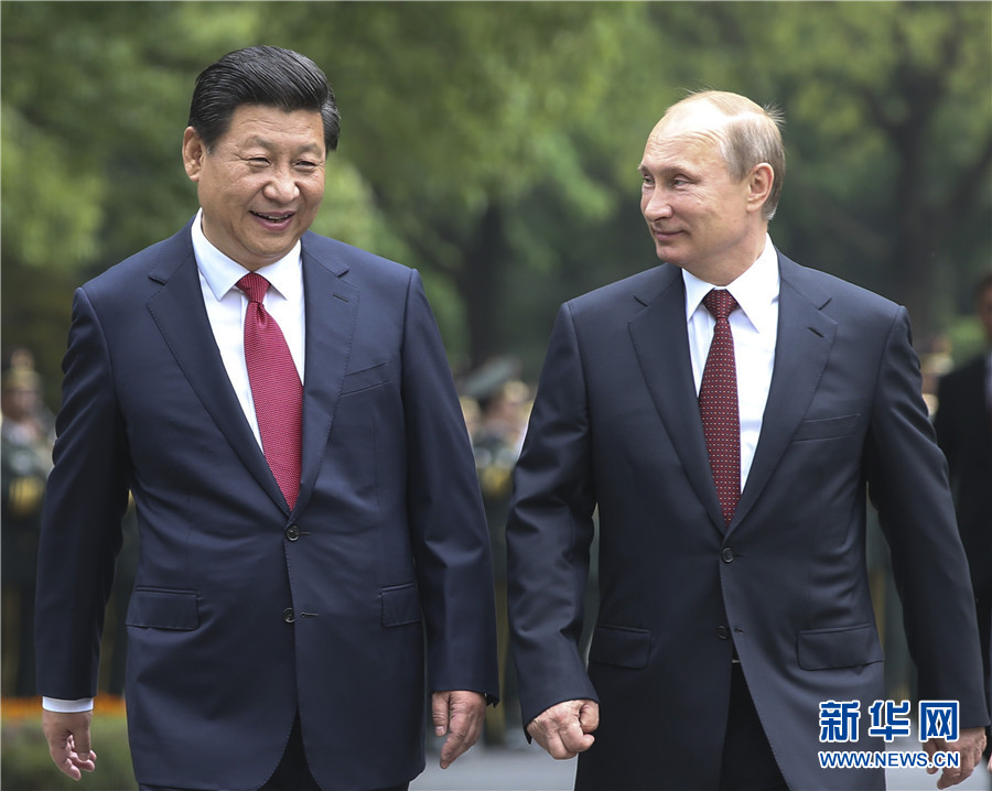 這是會(huì)談前，習(xí)近平在上海西郊會(huì)議中心廣場(chǎng)為普京舉行歡迎儀式。新華社記者 蘭紅光 攝 