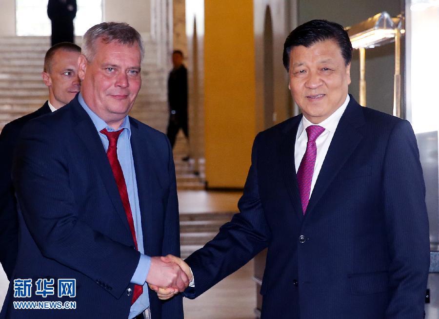 6月13日，中共中央政治局常委、中央書記處書記劉云山在赫爾辛基會見芬蘭社民黨主席、財(cái)政部長林內(nèi)。 新華社記者姚大偉攝