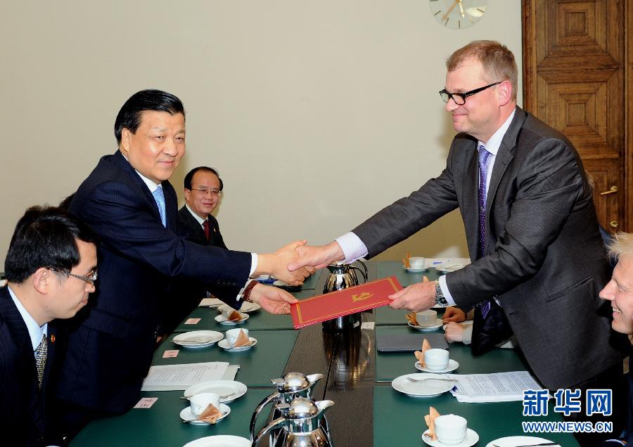 6月12日，中共中央政治局常委、中央書記處書記劉云山在赫爾辛基會(huì)見芬蘭中間黨主席西皮萊。 新華社記者饒愛民攝