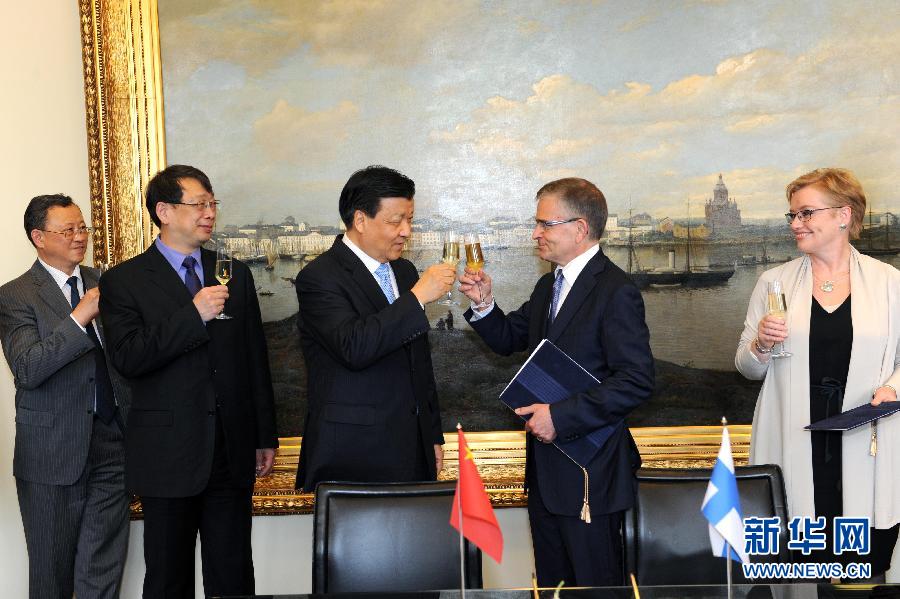 6月13日，中共中央政治局常委、中央書記處書記劉云山在赫爾辛基與赫爾辛基市長(zhǎng)帕尤寧共同出席中芬有關(guān)文化藝術(shù)合作及交流活動(dòng)的諒解備忘錄簽字儀式。新華社記者饒愛民攝 