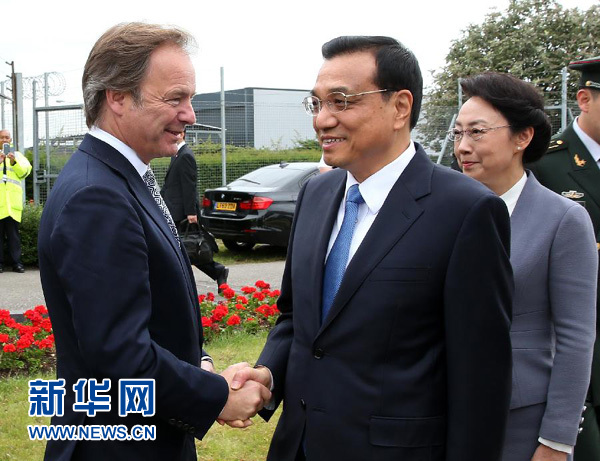 6月16日，應(yīng)英國首相卡梅倫邀請(qǐng)，國務(wù)院總理李克強(qiáng)乘專機(jī)抵達(dá)倫敦希思羅機(jī)場，開始對(duì)英國進(jìn)行正式訪問。李克強(qiáng)總理夫人程虹同機(jī)抵達(dá)。這是英國政府高級(jí)官員到機(jī)場迎接李克強(qiáng)總理和夫人。新華社記者 龐興雷 攝
