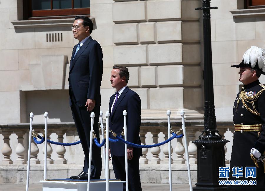6月17日，中國國務(wù)院總理李克強(qiáng)在倫敦唐寧街10號首相府同英國首相卡梅倫舉行中英總理年度會(huì)晤。這是會(huì)晤前，卡梅倫為李克強(qiáng)舉行隆重的歡迎儀式。新華社記者 龐興雷 攝 