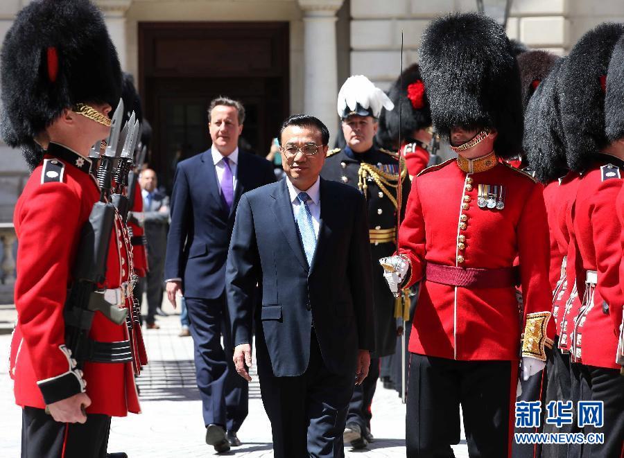 6月17日，國務(wù)院總理李克強(qiáng)在倫敦唐寧街10號首相府同英國首相卡梅倫舉行中英總理年度會(huì)晤。這是會(huì)晤前，卡梅倫為李克強(qiáng)舉行隆重的歡迎儀式。新華社記者 龐興雷 攝
