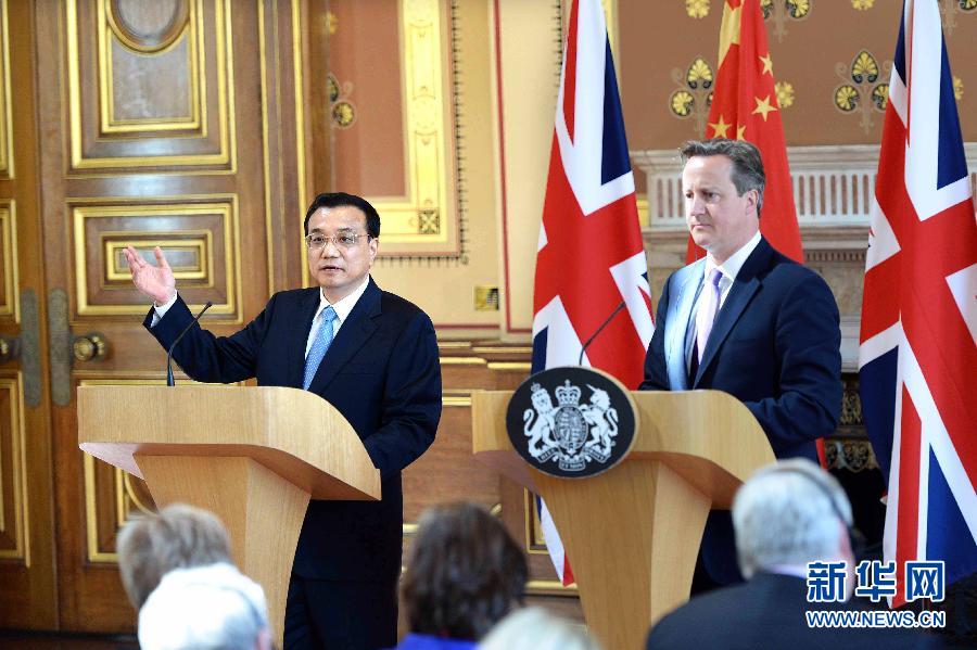 6月17日，中國(guó)國(guó)務(wù)院總理李克強(qiáng)同英國(guó)首相卡梅倫在倫敦舉行中英總理年度會(huì)晤后共同會(huì)見(jiàn)記者。新華社記者 李濤 攝  