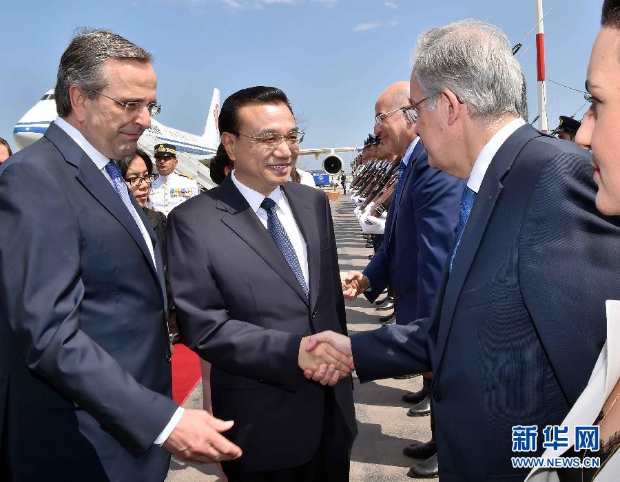 6月19日，國務(wù)院總理李克強(qiáng)乘專機(jī)抵達(dá)雅典國際機(jī)場，開始對希臘進(jìn)行正式訪問。希臘總理薩馬拉斯在機(jī)場為李克強(qiáng)舉行隆重的歡迎儀式。新華社記者 李濤 攝