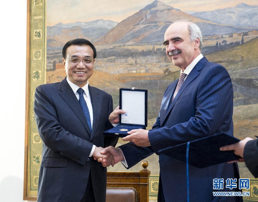 6月19日，國務(wù)院總理李克強(qiáng)在希臘議會(huì)大廈會(huì)見希臘議長米馬拉基斯。這是會(huì)見前，米馬拉基斯代表希臘議會(huì)向李克強(qiáng)授予議會(huì)金質(zhì)勛章。新華社記者 王曄 攝