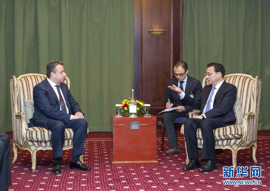 6月21日，國務院總理李克強在希臘克里特省首府伊拉克利翁會見省長阿爾納烏塔基斯。 新華社記者 王曄 攝