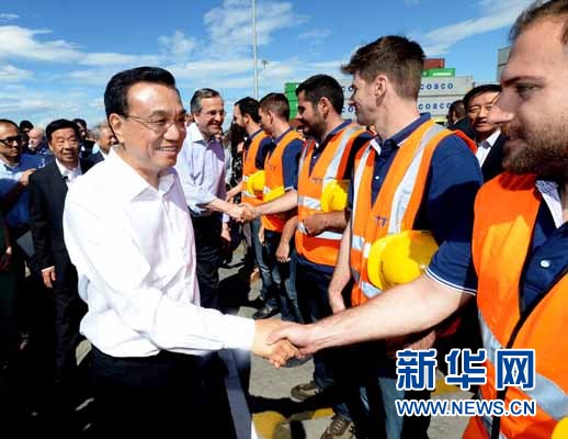 6月20日，國(guó)務(wù)院總理李克強(qiáng)與希臘總理薩馬拉斯共同考察中國(guó)遠(yuǎn)洋運(yùn)輸集團(tuán)比雷埃夫斯集裝箱碼頭。這是李克強(qiáng)和薩馬拉斯來(lái)到3號(hào)碼頭，同碼頭工人親切交流。新華社記者 李濤 攝 