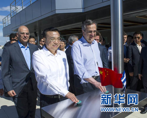 這是李克強(qiáng)與薩馬拉斯共同發(fā)出指令，一列滿(mǎn)載中國(guó)貨物的列車(chē)緩緩駛出比雷埃夫斯港，開(kāi)往中東歐目的地。新華社記者 王曄 攝