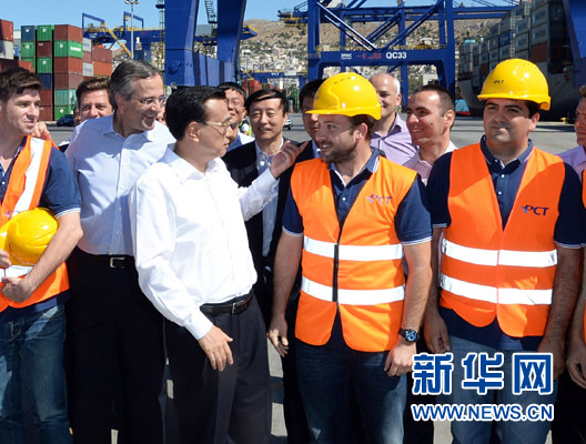 6月20日，國(guó)務(wù)院總理李克強(qiáng)與希臘總理薩馬拉斯共同考察中國(guó)遠(yuǎn)洋運(yùn)輸集團(tuán)比雷埃夫斯集裝箱碼頭。這是李克強(qiáng)和薩馬拉斯來(lái)到3號(hào)碼頭，同碼頭工人親切交流。新華社記者 李濤 攝