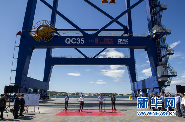 這是李克強(qiáng)和薩馬拉斯在3號(hào)碼頭發(fā)表講話(huà)。新華社記者 王曄 攝