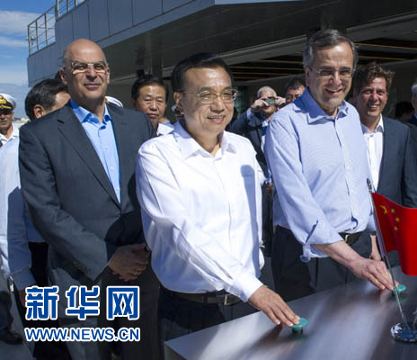 這是李克強(qiáng)與薩馬拉斯共同發(fā)出指令，一列滿(mǎn)載中國(guó)貨物的列車(chē)緩緩駛出比雷埃夫斯港，開(kāi)往中東歐目的地。新華社記者 王曄 攝