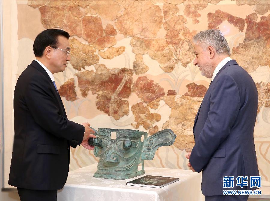 6月21日，國務(wù)院總理李克強與希臘總理薩馬拉斯共同出席希臘伊拉克利翁博物館新館開館儀式并發(fā)表講話。這是李克強向伊拉克利翁博物館贈送三星堆出土文物復制品。新華社記者 龐興雷 攝 