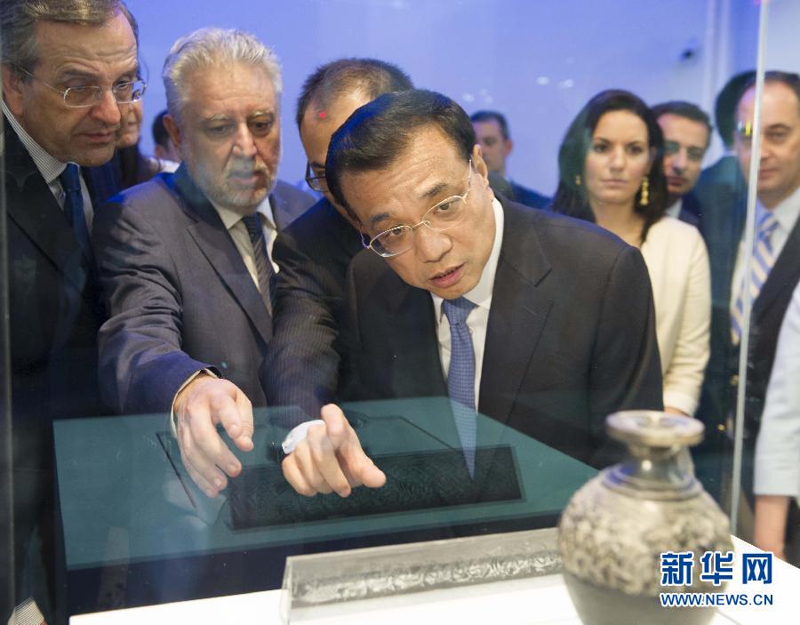  6月21日，國務(wù)院總理李克強與希臘總理薩馬拉斯共同出席希臘伊拉克利翁博物館新館開館儀式并發(fā)表講話。這是李克強在參觀博物館展品。新華社記者 黃敬文 攝 