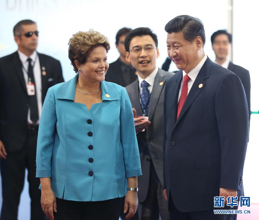 7月15日，國(guó)家主席習(xí)近平在巴西福塔萊薩出席金磚國(guó)家領(lǐng)導(dǎo)人第六次會(huì)晤。這是巴西總統(tǒng)羅塞夫迎接習(xí)近平主席。 新華社記者 蘭紅光 攝 