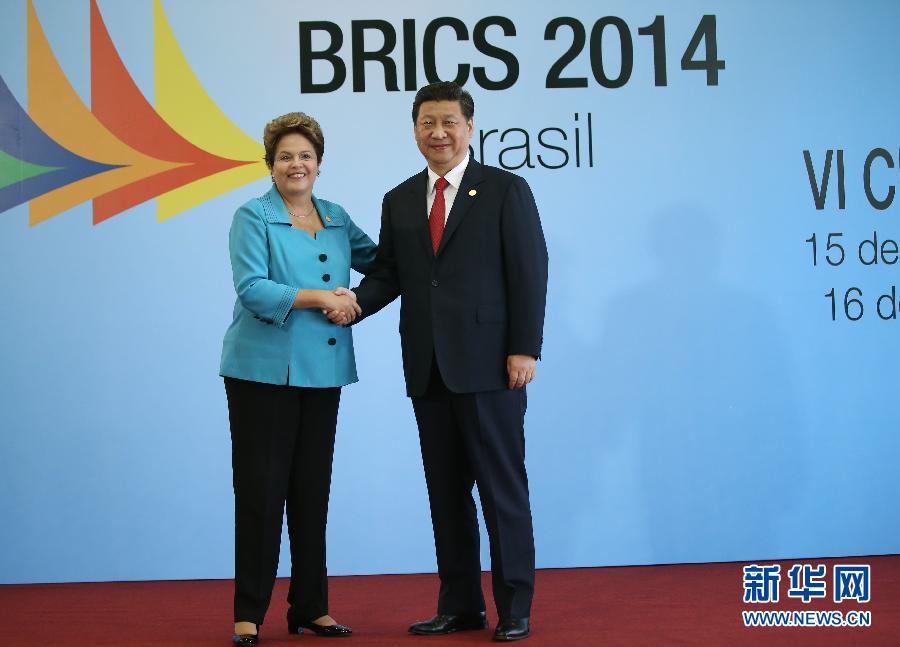 7月15日，國(guó)家主席習(xí)近平在巴西福塔萊薩出席金磚國(guó)家領(lǐng)導(dǎo)人第六次會(huì)晤。這是巴西總統(tǒng)羅塞夫迎接習(xí)近平主席。 新華社記者 蘭紅光 攝 