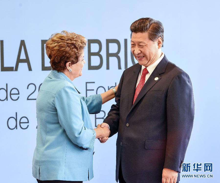 7月15日，國(guó)家主席習(xí)近平在巴西福塔萊薩出席金磚國(guó)家領(lǐng)導(dǎo)人第六次會(huì)晤。這是巴西總統(tǒng)羅塞夫迎接習(xí)近平主席。 新華社記者 李學(xué)仁 攝  