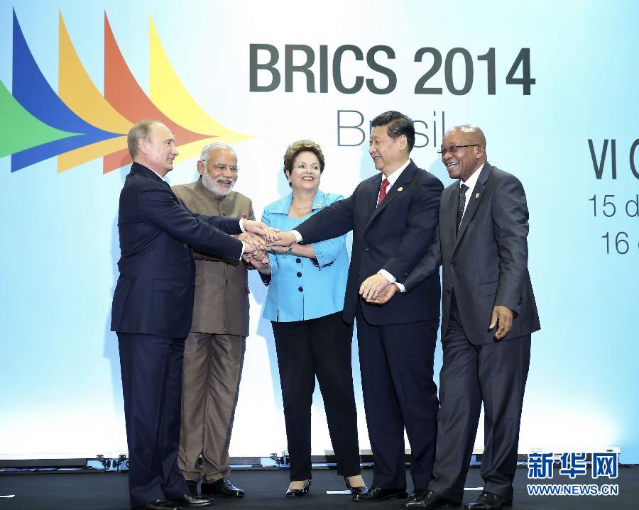 7月15日，國(guó)家主席習(xí)近平在巴西福塔萊薩出席金磚國(guó)家領(lǐng)導(dǎo)人第六次會(huì)晤。這是金磚國(guó)家領(lǐng)導(dǎo)人集體合影。 新華社記者蘭紅光攝 