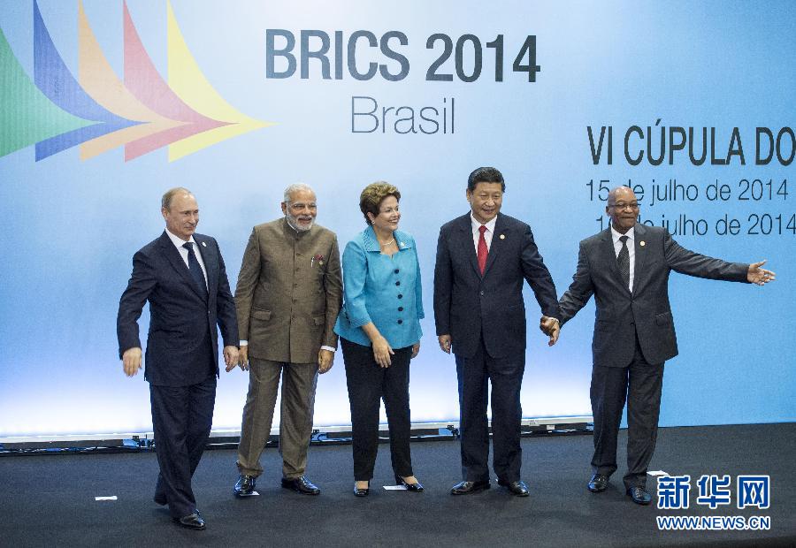 7月15日，國(guó)家主席習(xí)近平在巴西福塔萊薩出席金磚國(guó)家領(lǐng)導(dǎo)人第六次會(huì)晤。這是金磚國(guó)家領(lǐng)導(dǎo)人集體合影。 新華社記者王曄攝  