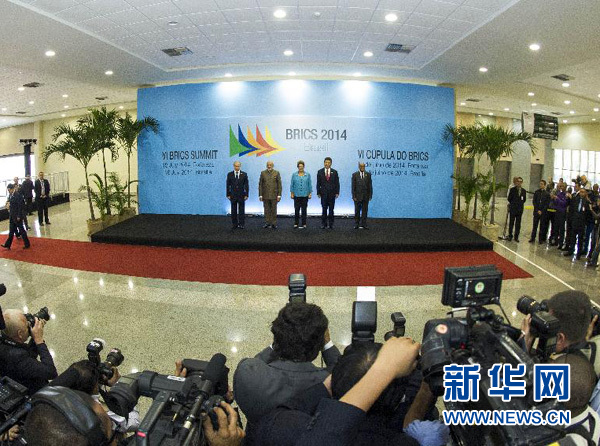 7月15日，國(guó)家主席習(xí)近平在巴西福塔萊薩出席金磚國(guó)家領(lǐng)導(dǎo)人第六次會(huì)晤。這是金磚國(guó)家領(lǐng)導(dǎo)人集體合影。 新華社記者王曄攝