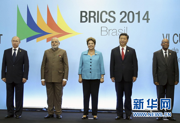  7月15日，國(guó)家主席習(xí)近平在巴西福塔萊薩出席金磚國(guó)家領(lǐng)導(dǎo)人第六次會(huì)晤。這是金磚國(guó)家領(lǐng)導(dǎo)人集體合影。 新華社記者蘭紅光攝