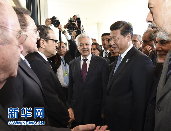 7月16日，國(guó)家主席習(xí)近平在巴西利亞會(huì)見巴西參議長(zhǎng)卡列羅斯和眾議長(zhǎng)阿爾維斯。這是兩院議長(zhǎng)迎接習(xí)近平主席，并介紹議員代表。 新華社記者李學(xué)仁 攝 