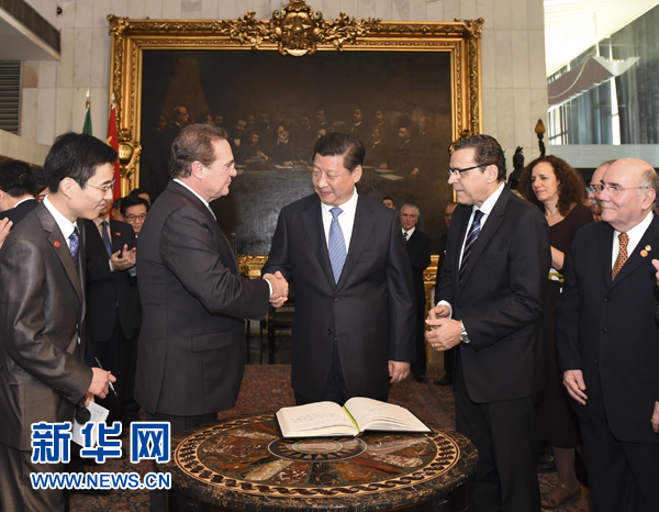 7月16日，國(guó)家主席習(xí)近平在巴西利亞會(huì)見巴西參議長(zhǎng)卡列羅斯（前排左二）和眾議長(zhǎng)阿爾維斯（前排右二）。 新華社記者 李學(xué)仁 攝 