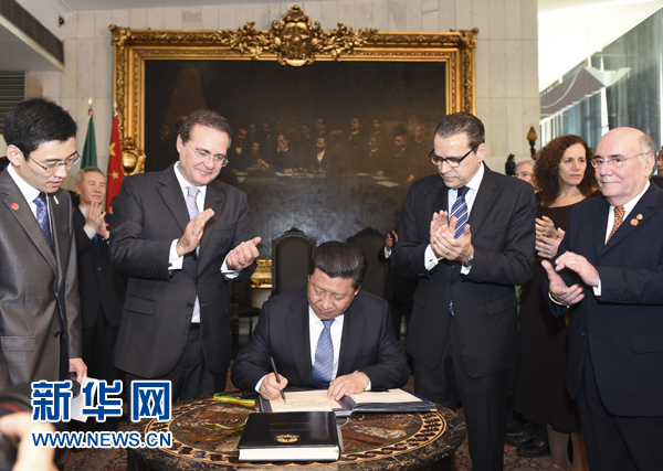 7月16日，國(guó)家主席習(xí)近平在巴西利亞會(huì)見巴西參議長(zhǎng)卡列羅斯（前排左二）和眾議長(zhǎng)阿爾維斯（前排右二）。這是習(xí)近平應(yīng)邀為參眾兩院題詞。新華社記者 李學(xué)仁 攝 