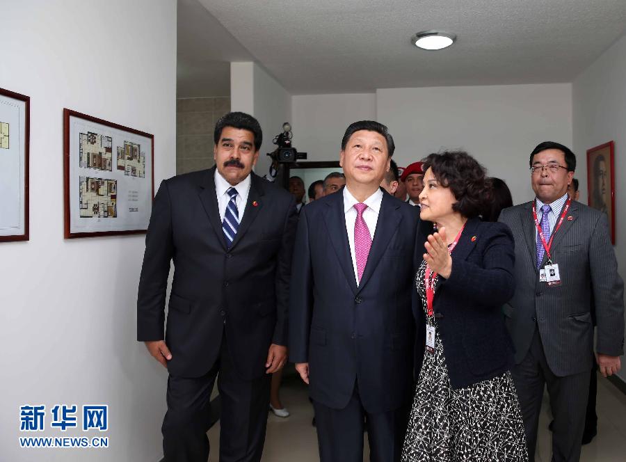 當?shù)貢r間7月21日，國家主席習(xí)近平在委內(nèi)瑞拉總統(tǒng)馬杜羅陪同下在加拉加斯參觀蒂烏娜社會住房項目。 新華社記者 蘭紅光 攝