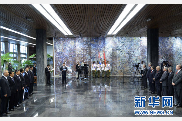 當?shù)貢r間7月22日，國家主席習近平在哈瓦那接受古巴政府授予的&ldquo;何塞&middot;馬蒂&rdquo;勛章。古巴國務(wù)委員會主席兼部長會議主席勞爾&middot;卡斯特羅為習近平佩戴勛章。新華社記者馬占成攝