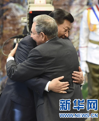 當?shù)貢r間7月22日，國家主席習近平在哈瓦那接受古巴政府授予的&ldquo;何塞&middot;馬蒂&rdquo;勛章。古巴國務(wù)委員會主席兼部長會議主席勞爾&middot;卡斯特羅為習近平佩戴勛章。新華社記者馬占成攝