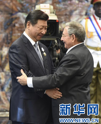 當?shù)貢r間7月22日，國家主席習近平在哈瓦那接受古巴政府授予的&ldquo;何塞&middot;馬蒂&rdquo;勛章。古巴國務(wù)委員會主席兼部長會議主席勞爾&middot;卡斯特羅為習近平佩戴勛章。新華社記者馬占成攝