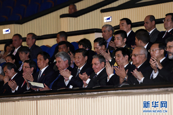      出當(dāng)?shù)貢r(shí)間7月22日，國(guó)家主席習(xí)近平在哈瓦那與古巴國(guó)務(wù)委員會(huì)主席兼部長(zhǎng)會(huì)議主席勞爾&middot;卡斯特羅共同觀(guān)看中古芭蕾舞聯(lián)合演出。新華社記者李學(xué)仁攝 