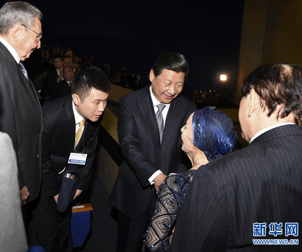     當(dāng)?shù)貢r(shí)間7月22日，國(guó)家主席習(xí)近平在哈瓦那與古巴國(guó)務(wù)委員會(huì)主席兼部長(zhǎng)會(huì)議主席勞爾&middot;卡斯特羅共同觀(guān)看中古芭蕾舞聯(lián)合演出。新華社記者李學(xué)仁攝 