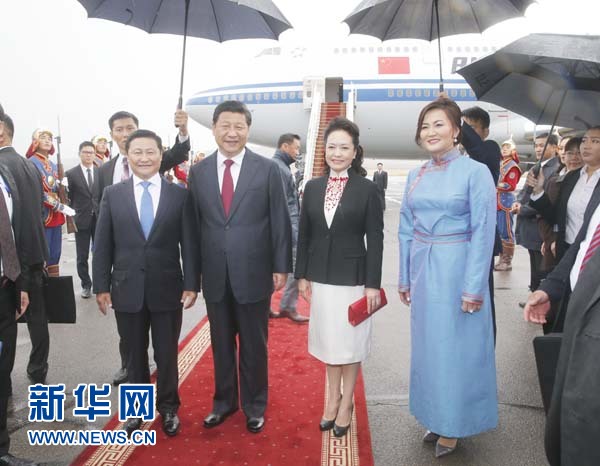 8月21日，國(guó)家主席習(xí)近平抵達(dá)烏蘭巴托，開(kāi)始對(duì)蒙古國(guó)進(jìn)行國(guó)事訪問(wèn)。習(xí)近平和夫人彭麗媛在機(jī)場(chǎng)受到蒙古國(guó)總理阿勒坦呼亞格夫婦熱情迎接。新華社記者鞠鵬攝 