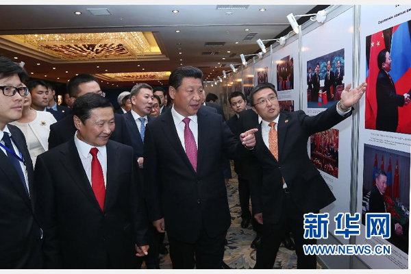 8月22日，國(guó)家主席習(xí)近平在烏蘭巴托與蒙古國(guó)總理阿勒坦呼亞格共同出席中蒙經(jīng)貿(mào)合作回顧展開(kāi)幕式。 新華社記者 龐興雷 攝 