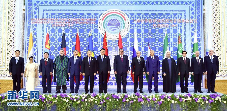 9月12日，上海合作組織成員國元首理事會第十四次會議在塔吉克斯坦首都杜尚別舉行。國家主席習近平出席會議并發(fā)表重要講話。這是與會成員國元首、觀察員國領導人或代表、主席國客人以及有關國際和地區(qū)組織代表集體合影。新華社記者李濤攝 